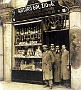 Padova- Arturo Dal Zio ritratto coi i suoi dipendenti all'ingresso dei negozio appena restaurato,1906 (Adriano Danieli)